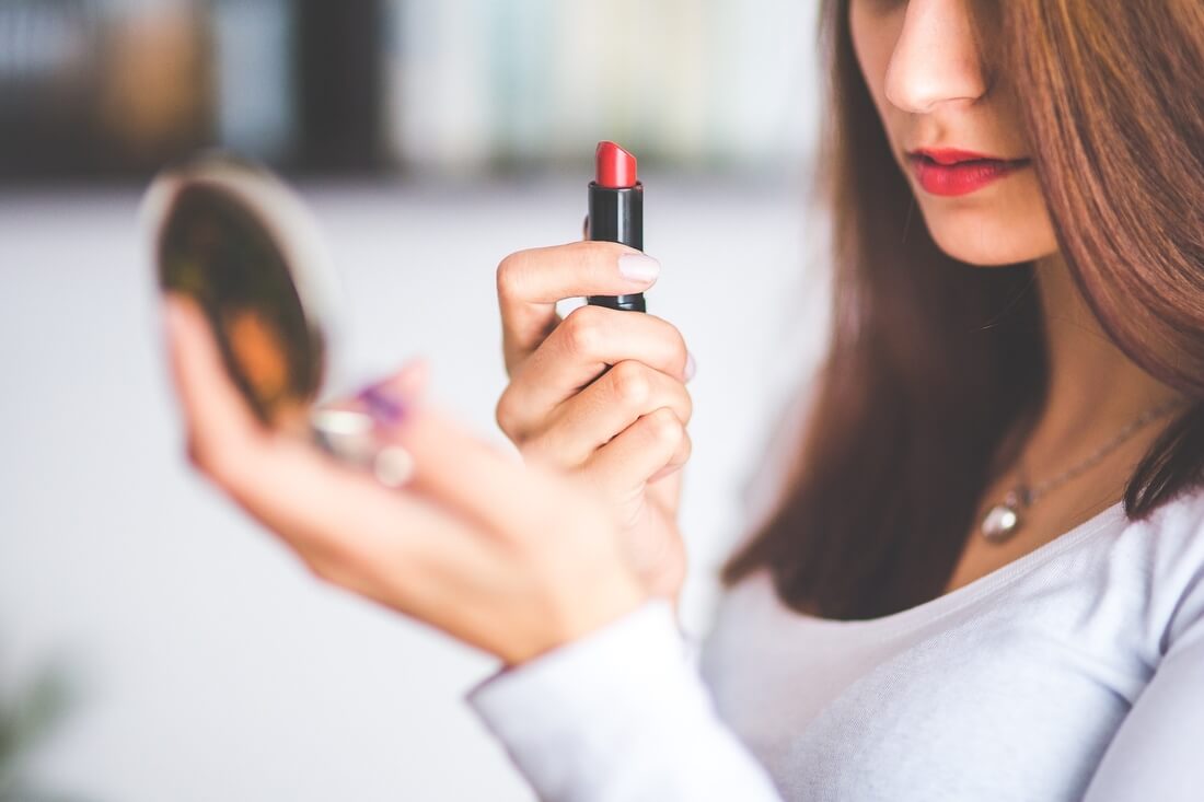 7 tips to apply makeup for acne prone skin
